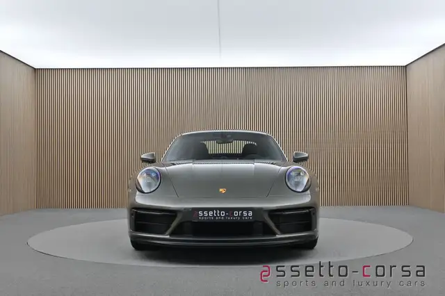 Porsche 911 view 7