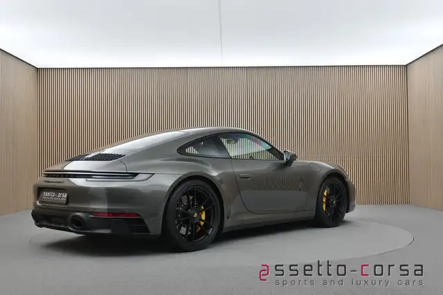 Porsche 911 view 4