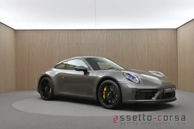 Porsche 911 view 6