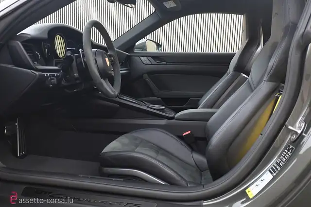 Porsche 911 view 10
