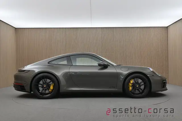 Porsche 911 view 5