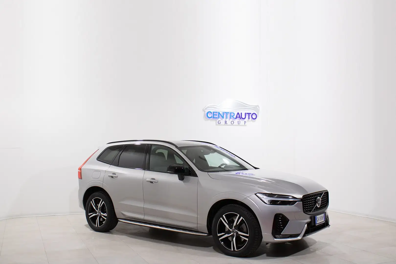 Volvo XC60 B5 D AWD GEARTRONIC R-DESIGN *PEDANE LATERALI* Grigio - 2