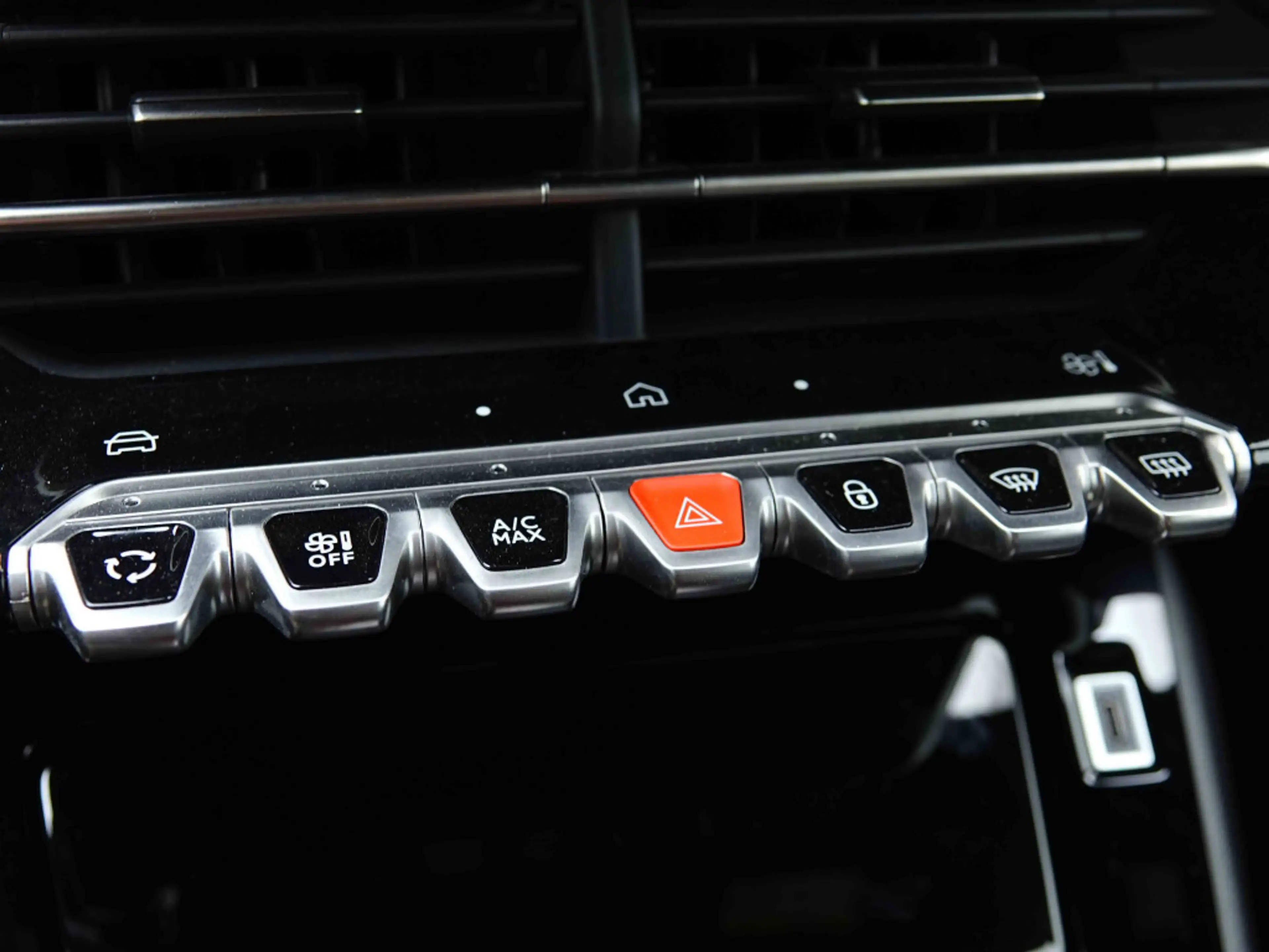 Peugeot 2008 Hybrid 145 AUT GT | Camera | Keyless | LED Lights — photo 14