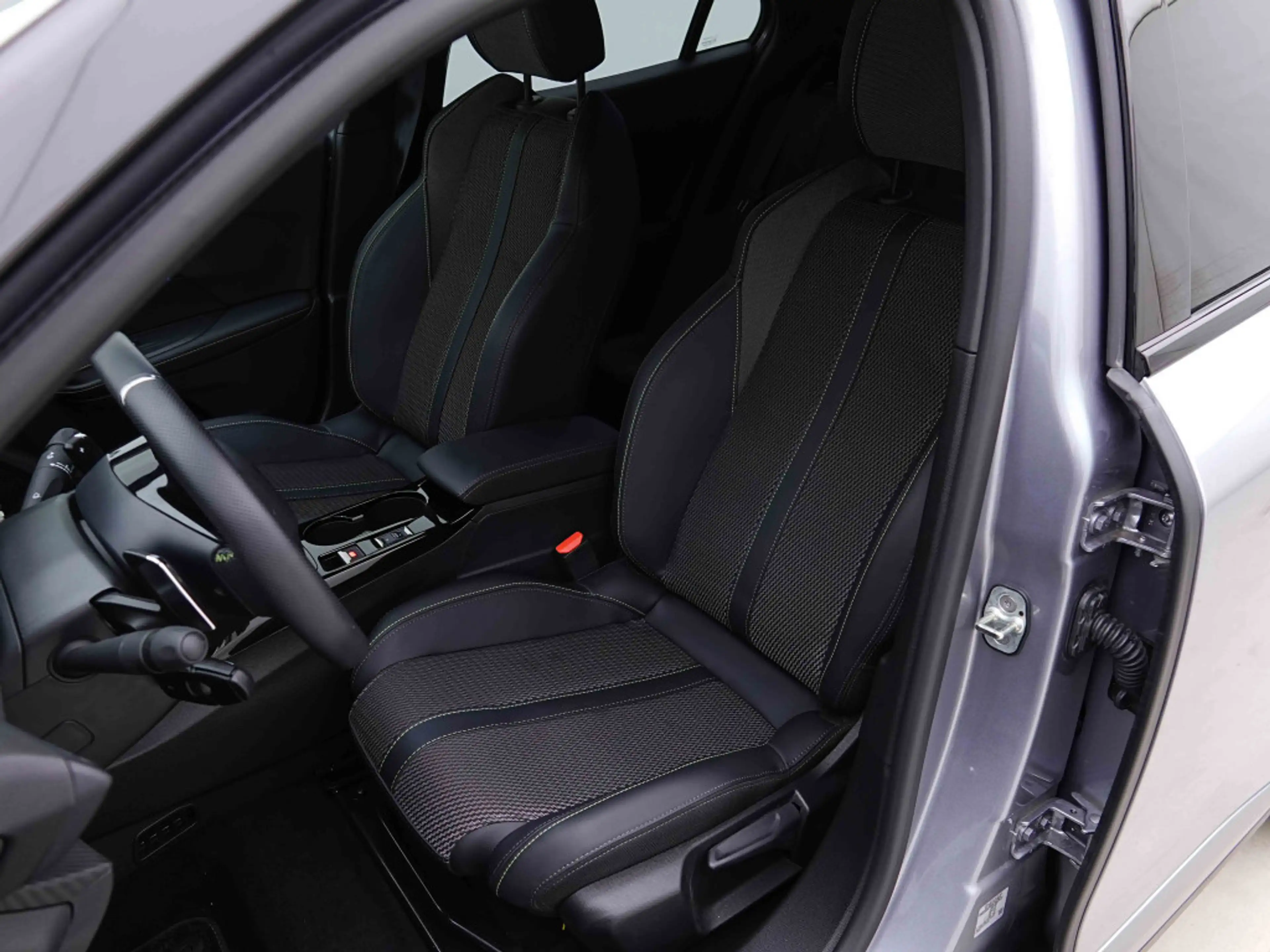 Peugeot 2008 Hybrid 145 AUT GT | Camera | Keyless | LED Lights — photo 7