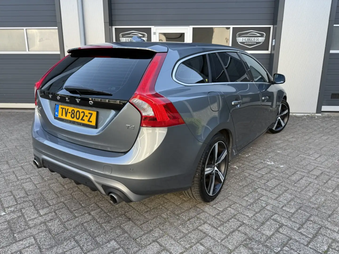 Volvo V60 2.0 T4 Bus. Sport R-Disign Automaat NAP Cruise Sto Grey - 2