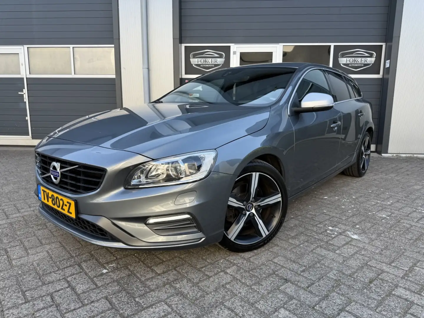 Volvo V60 2.0 T4 Bus. Sport R-Disign Automaat NAP Cruise Sto Grey - 1