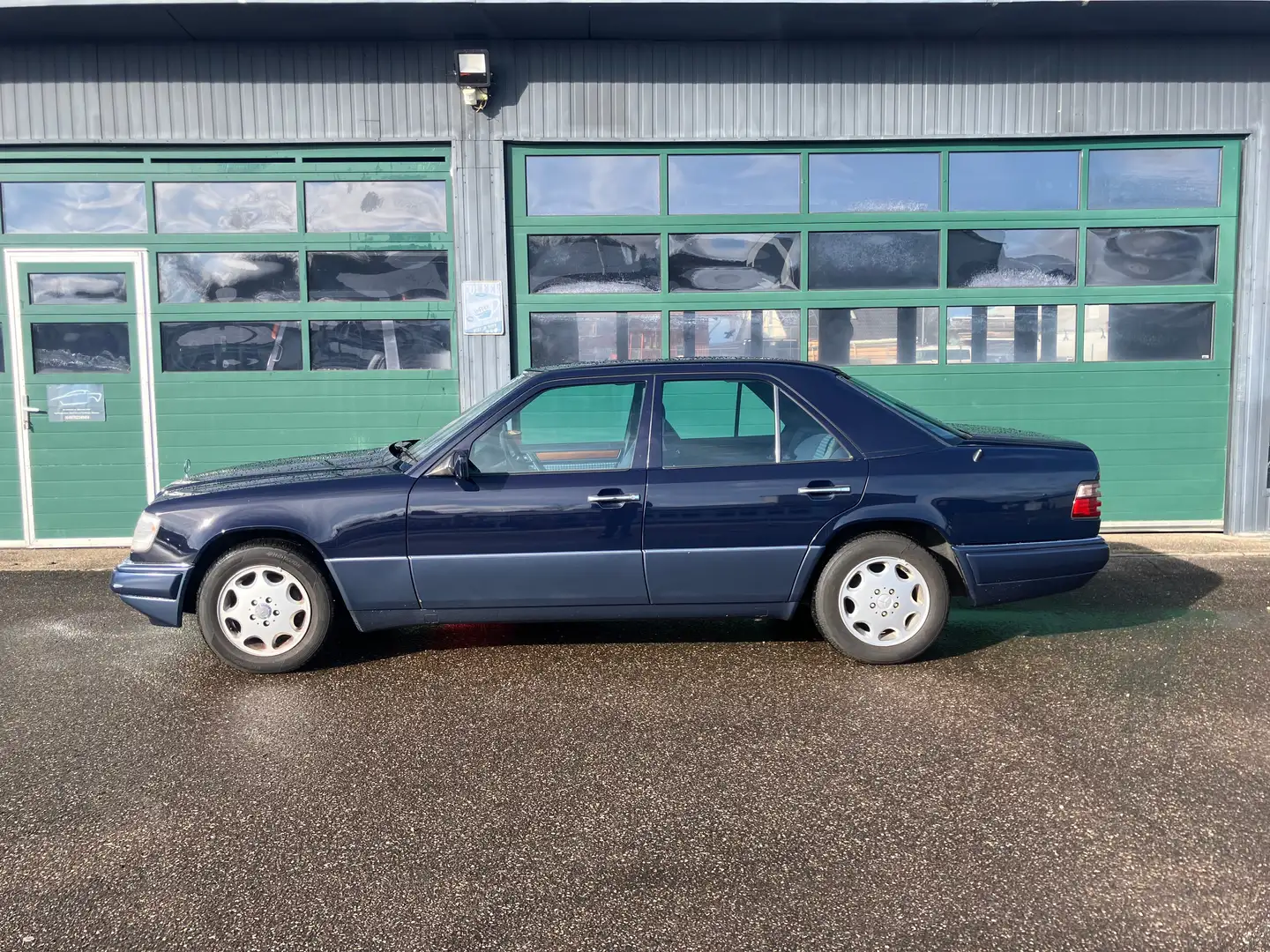 Mercedes-Benz E 220 Automatik Schiebedach MAL Scheckheft Blau - 2