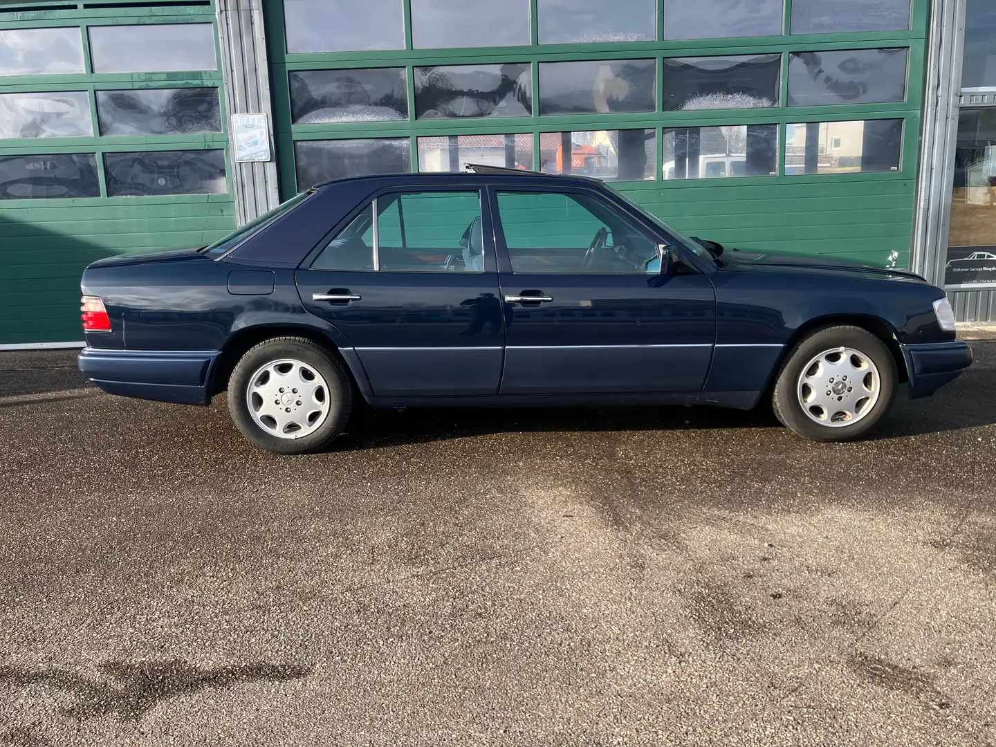 Mercedes-Benz E 220 Automatik Schiebedach MAL Scheckheft Blau - 2