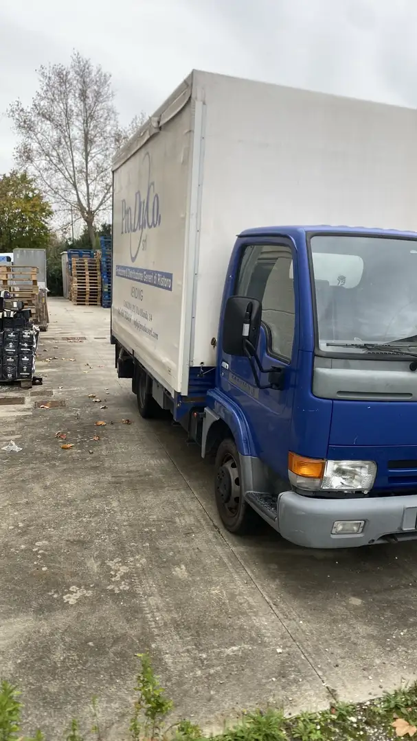 Nissan Cabstar telonato con sponda idraulica Синій - 2