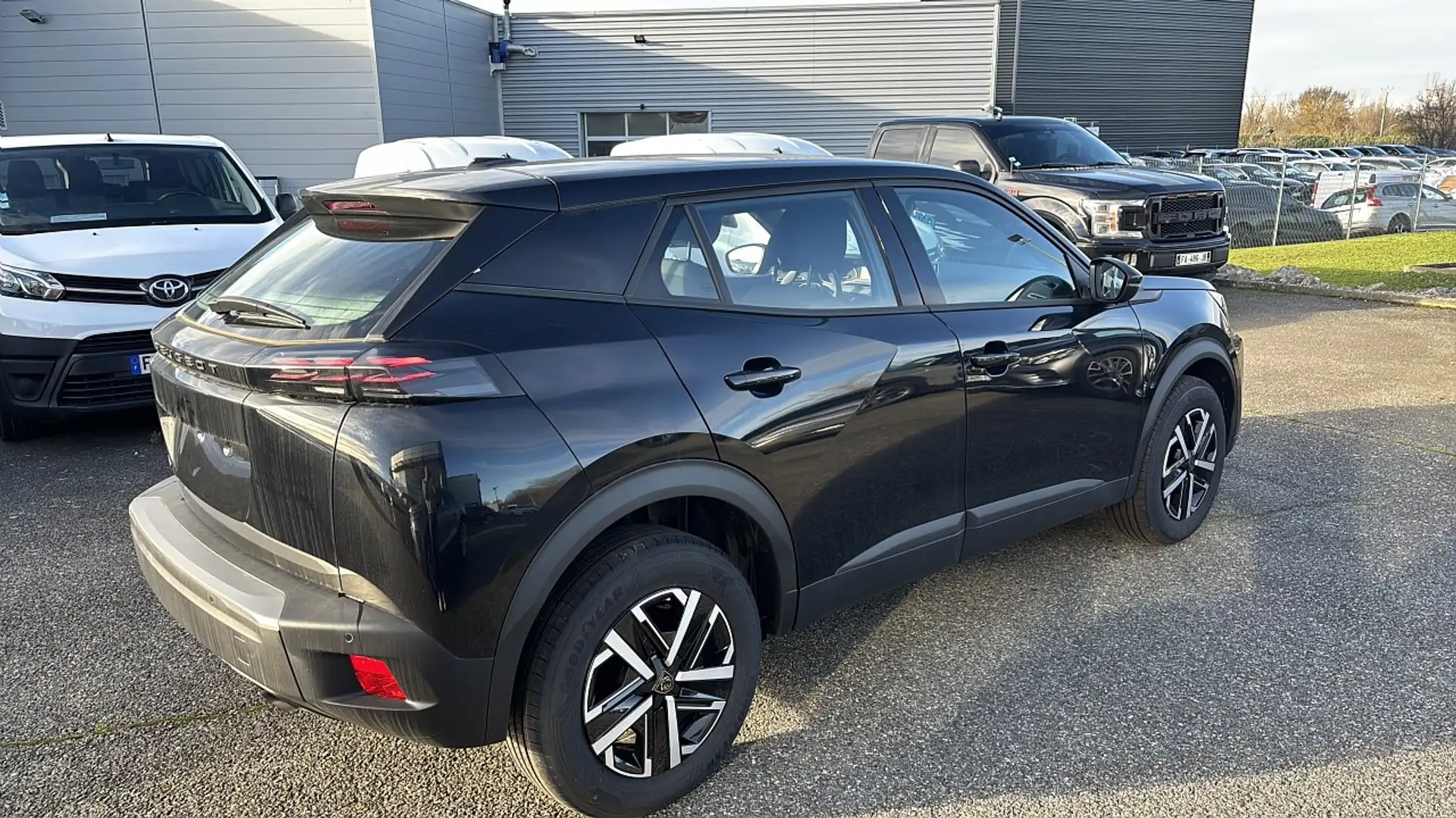 Peugeot e-2008 1.2 PURETECH 100CH S\u0026S ACTIVE Negro - 2