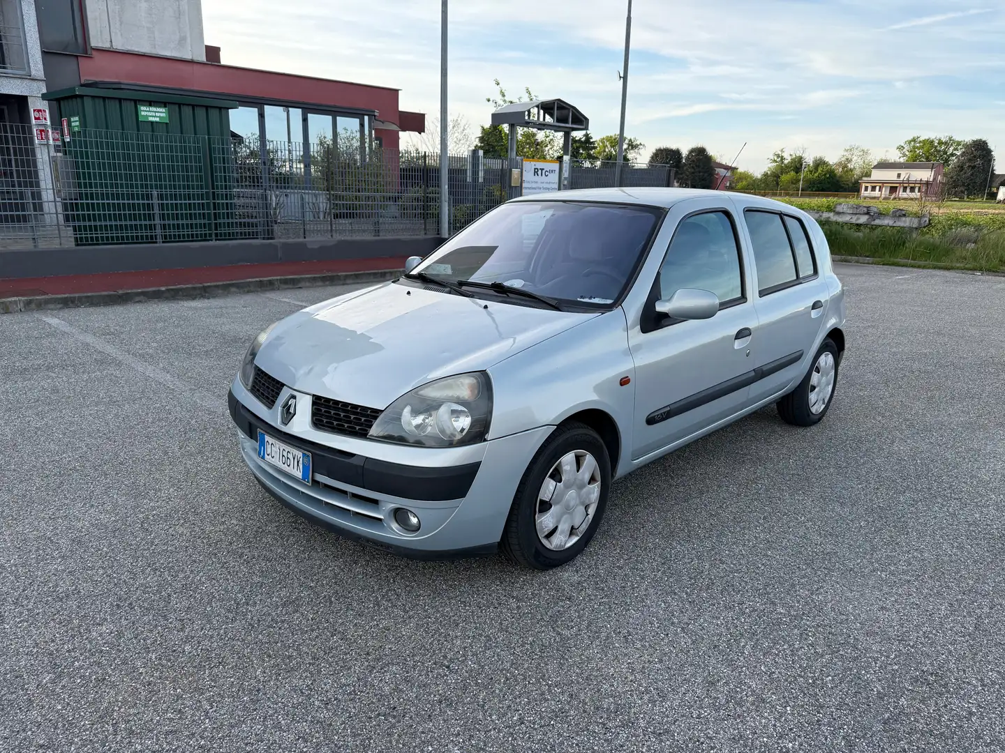 Renault Clio Clio 5p 1.2 16v Privilege Stříbrná - 1