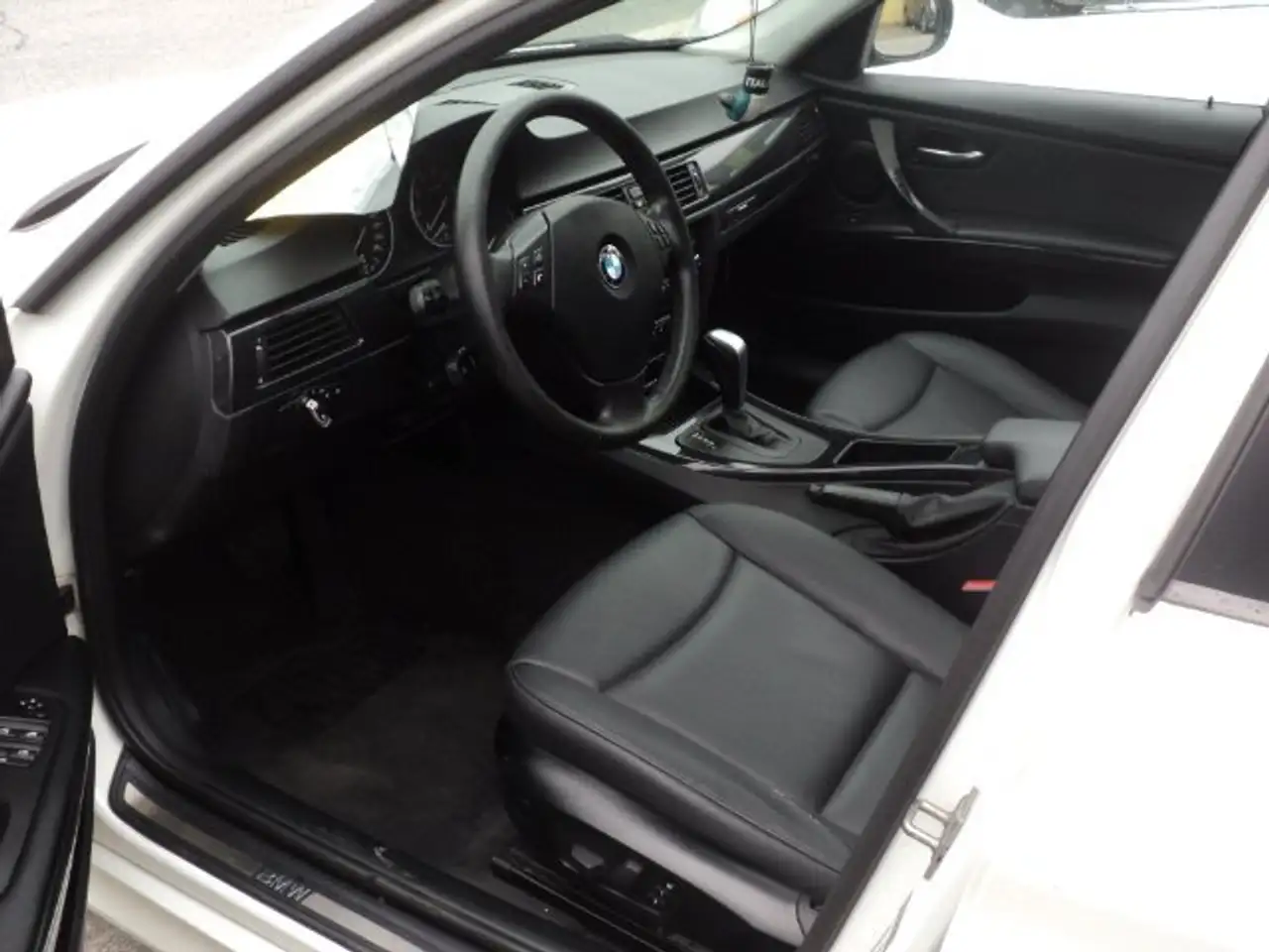 BMW 3 Series снимка BMW 3 Series