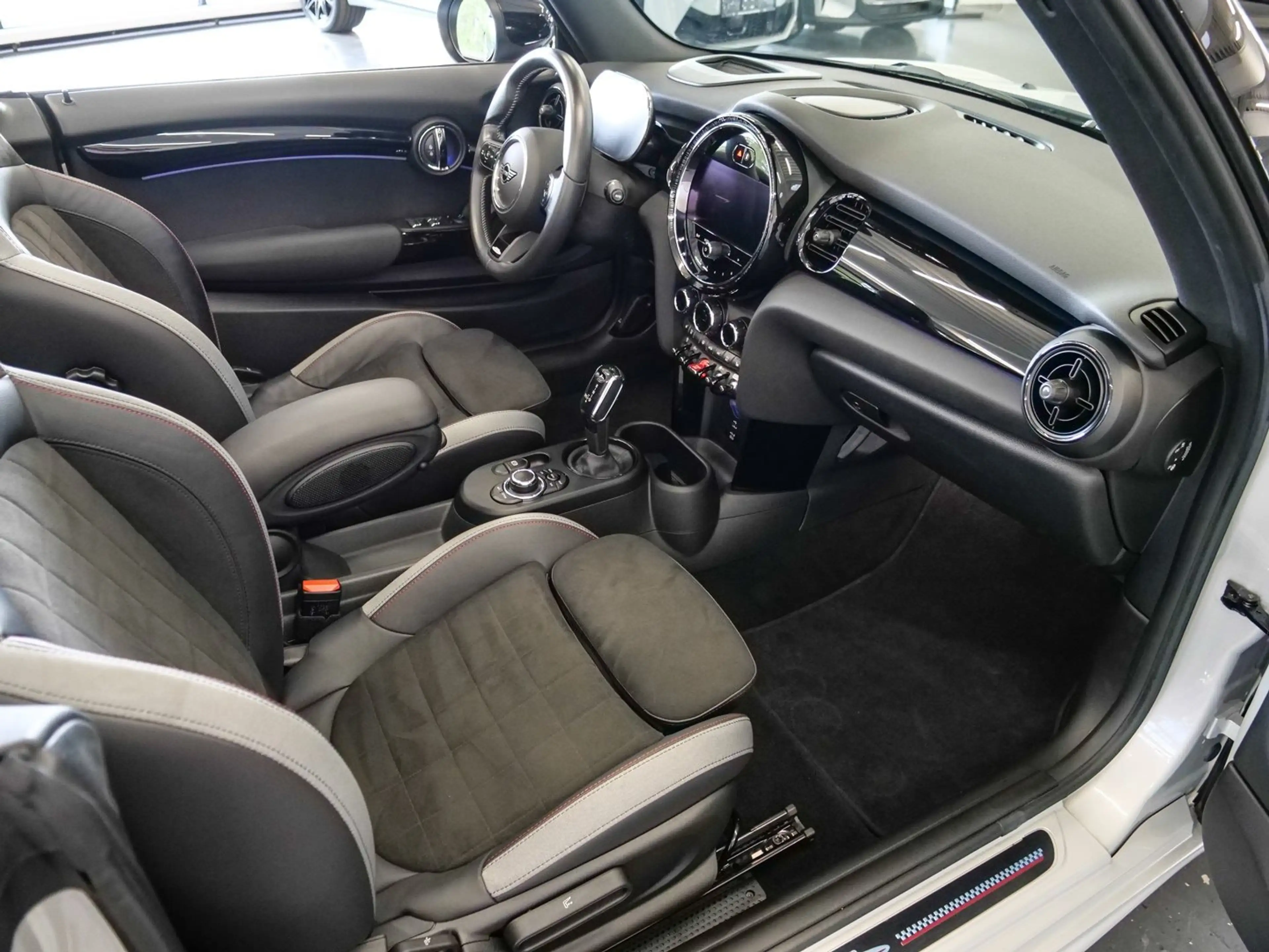 MINI John Cooper Works Cabrio John Cooper Works JCW Trim Aut Nav HuD LED Drive+P — photo 12