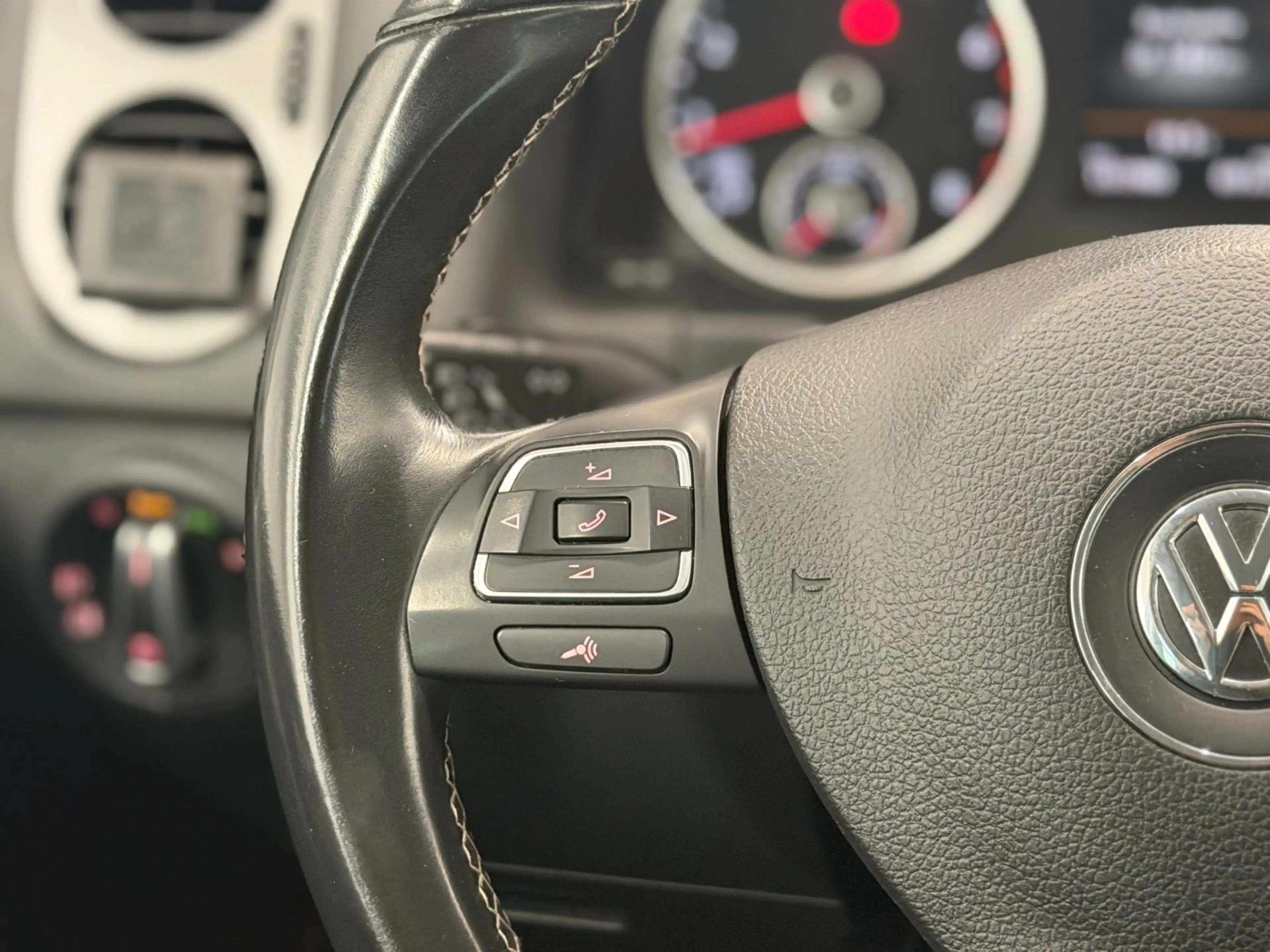 Volkswagen Tiguan Lounge Sport/Navi/Cam/SIHZ/Apple&Android — photo 14