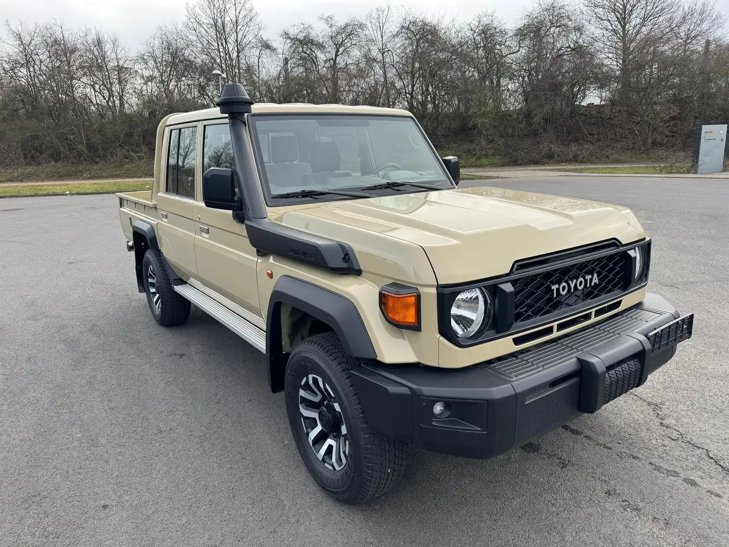 Toyota Land Cruiser GRJ 79 DC LX 40th Automatik SOFORT Beige - 2