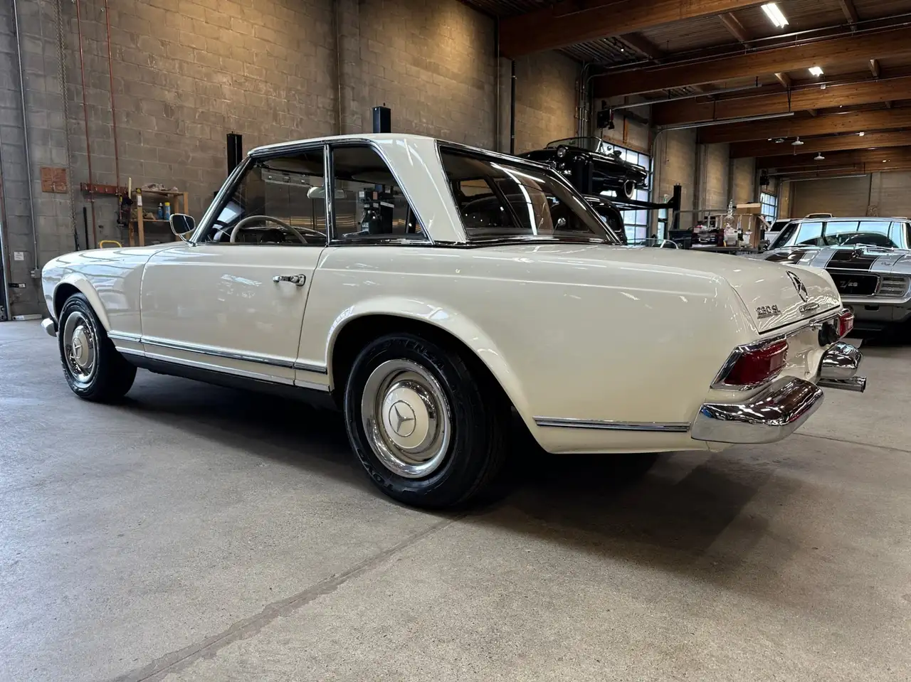 Mercedes-Benz 230 снимка Mercedes-Benz 230