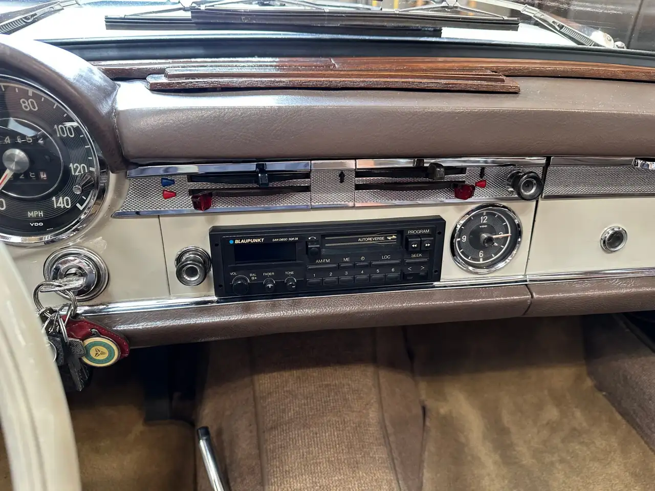 Mercedes-Benz 230 снимка Mercedes-Benz 230