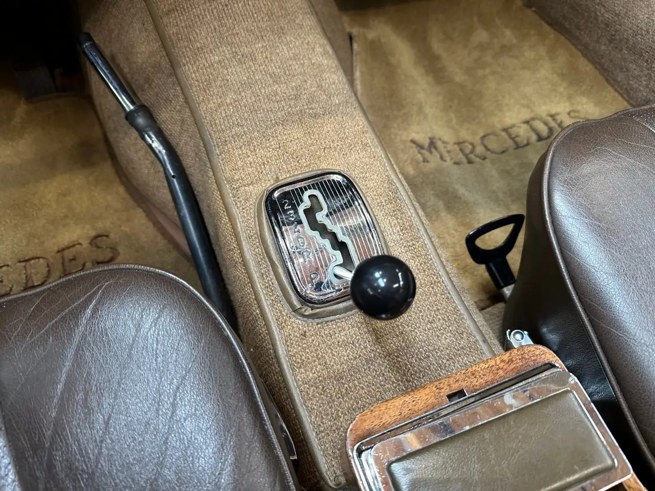 Mercedes-Benz 230 снимка Mercedes-Benz 230