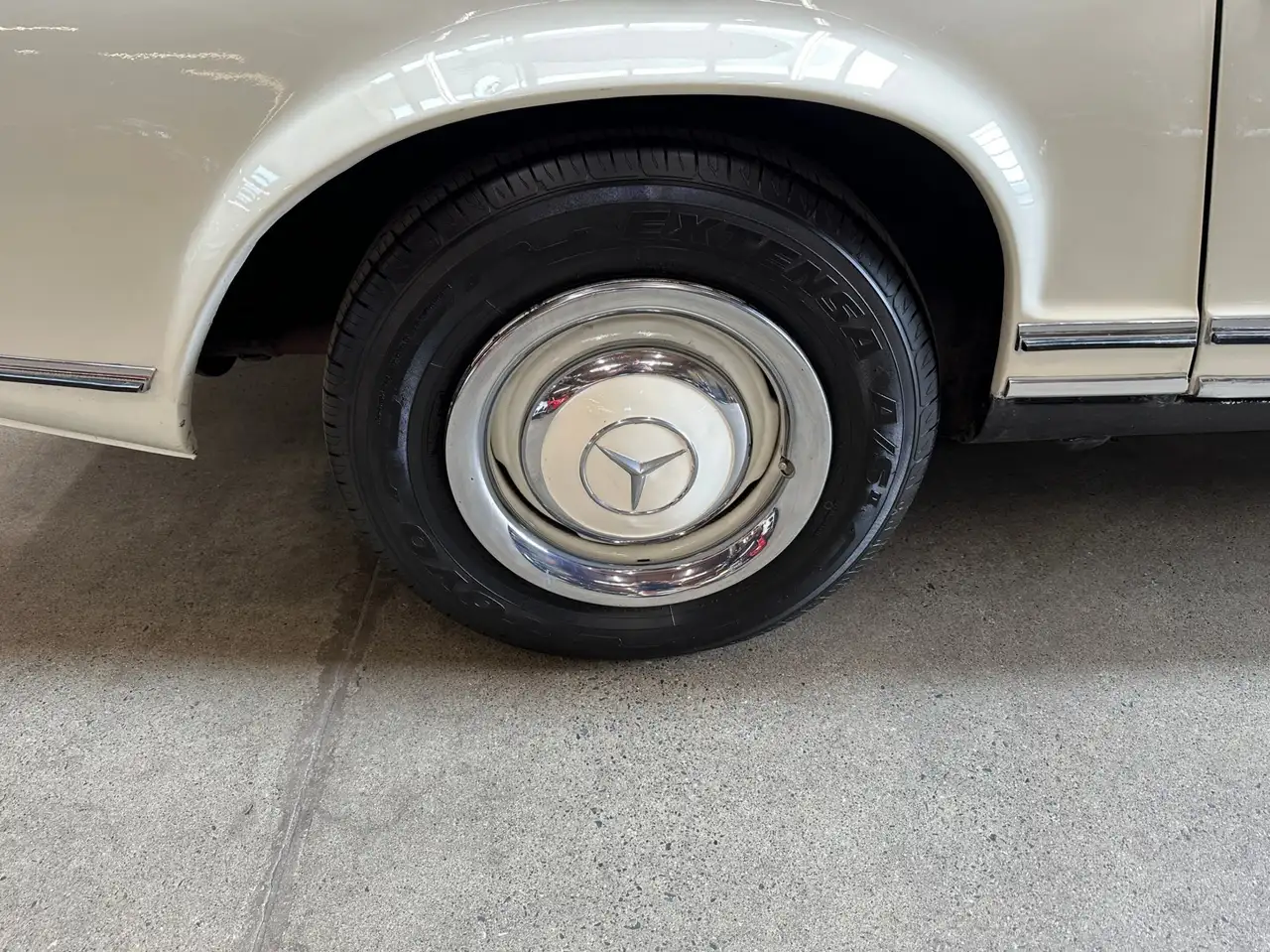 Mercedes-Benz 230 снимка Mercedes-Benz 230