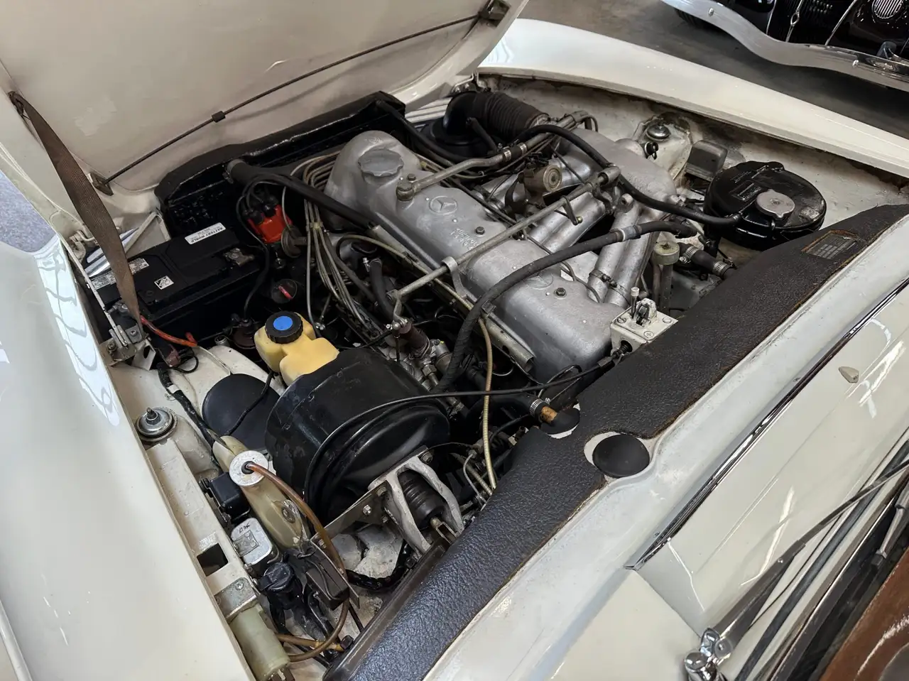 Mercedes-Benz 230 снимка Mercedes-Benz 230
