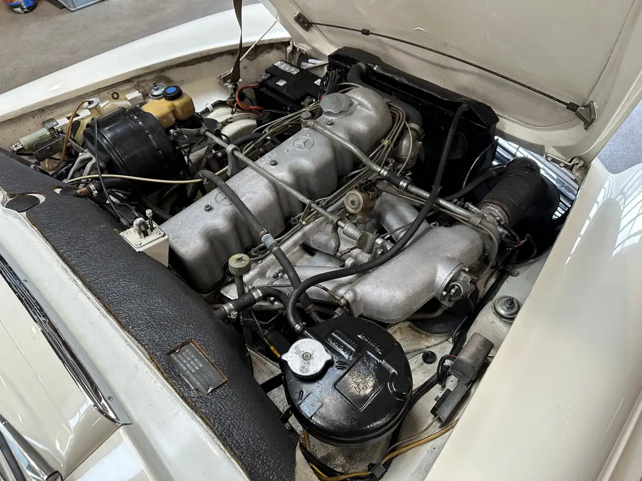 Mercedes-Benz 230 снимка Mercedes-Benz 230
