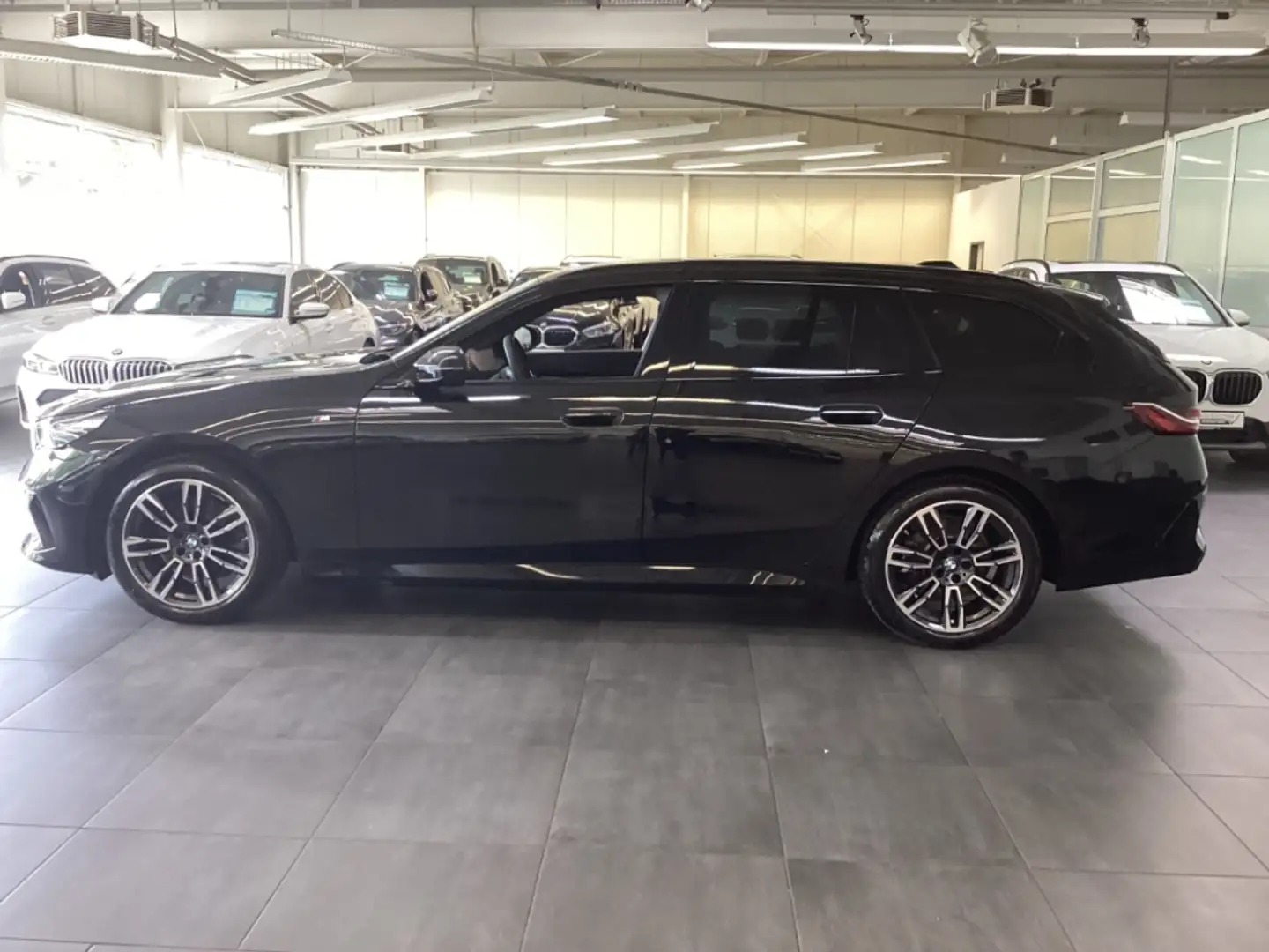BMW 520 d Touring M Sport AHK Pano H/K StandHzg Travel+Com Schwarz - 2