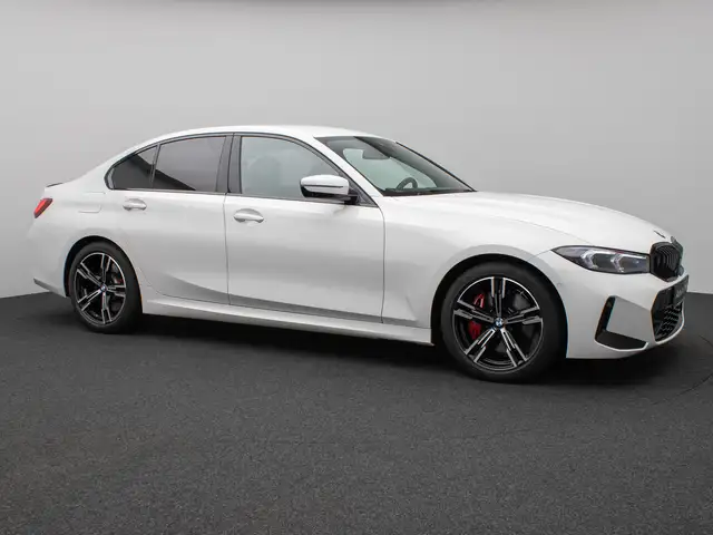 BMW 3 Series view 4