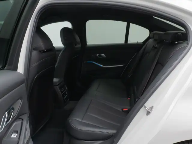 BMW 3 Series view 25