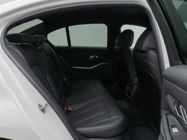 BMW 3 Series view 26