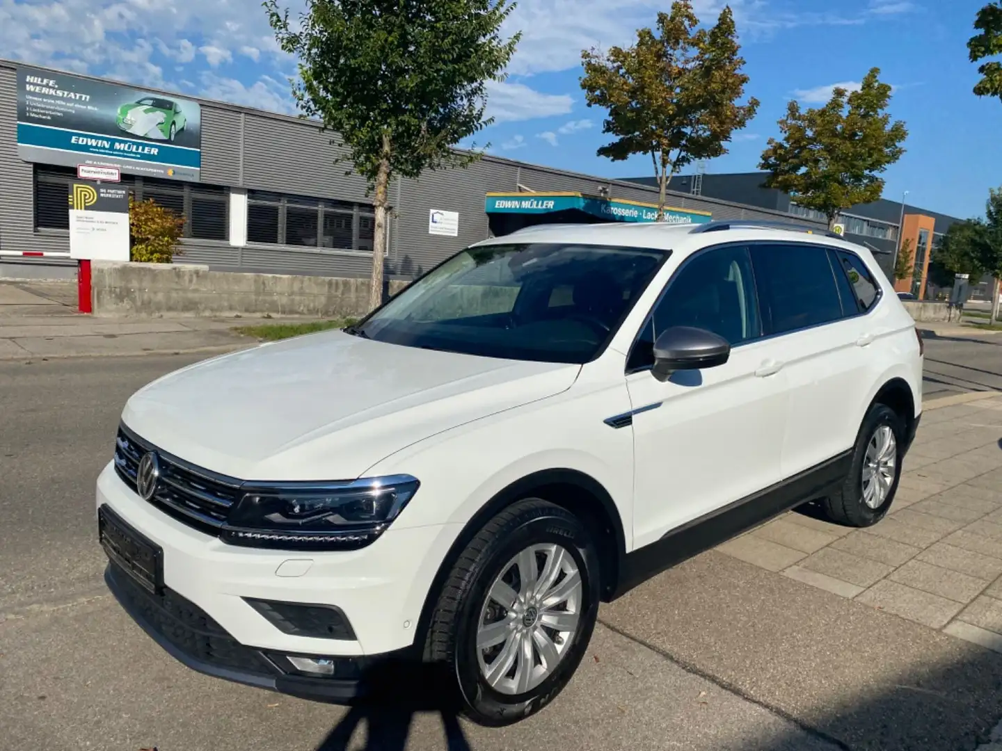 Volkswagen Tiguan Allspace 2.0 TDI SCR Comfortline Weiß - 2