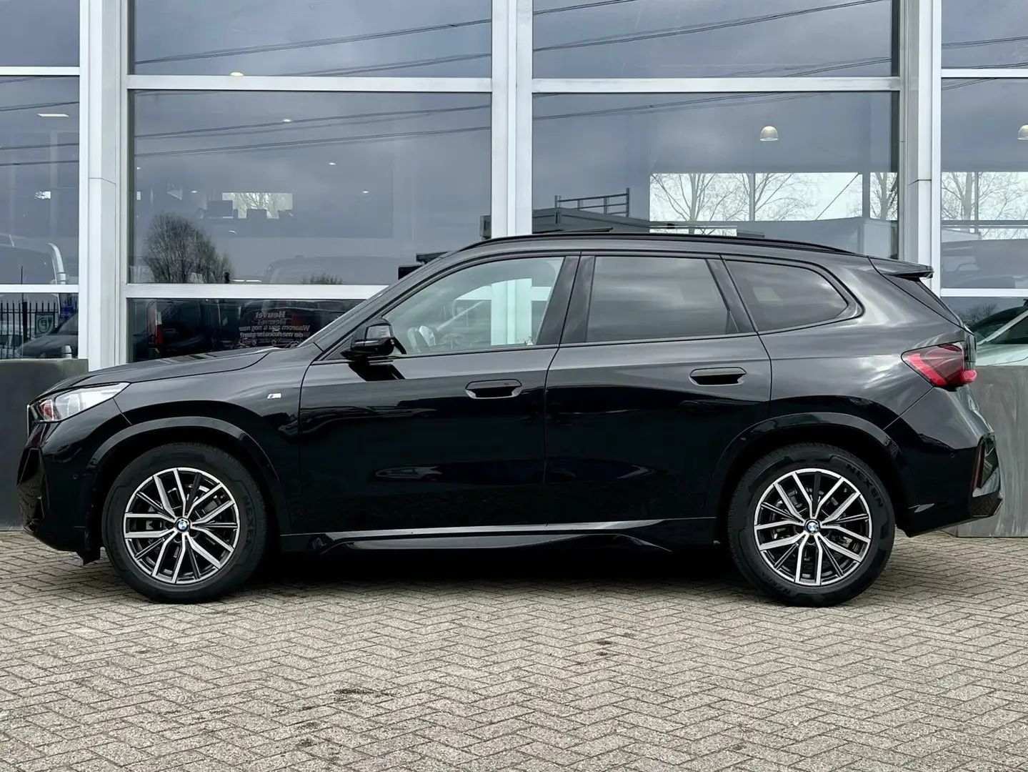 BMW X1 sDrive18i|M-Sport|PANO|HEAD-UP|LED|18"| Zwart - 2