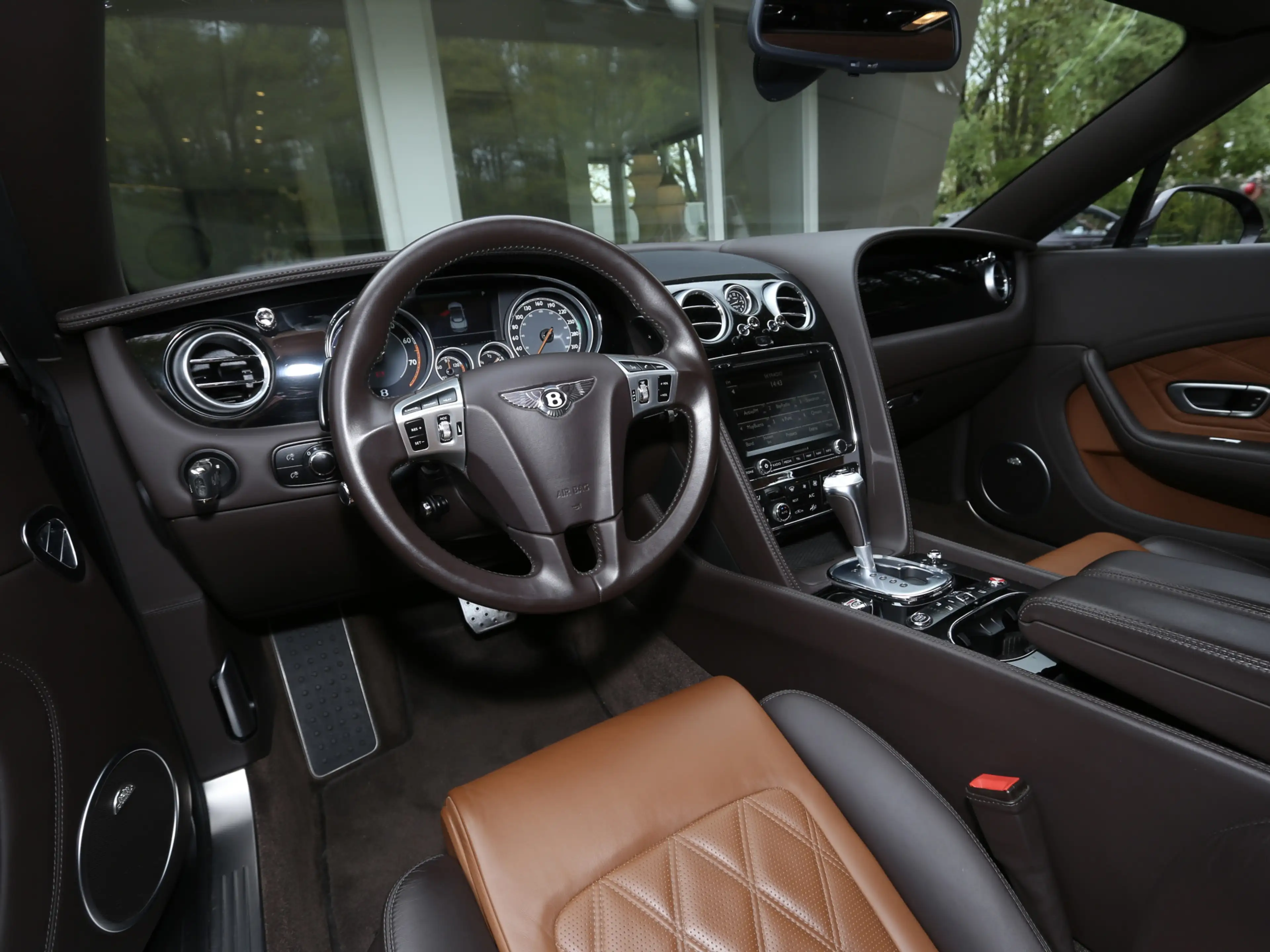 Bentley Continental GTC 4.0 V8 Mulliner — photo 20