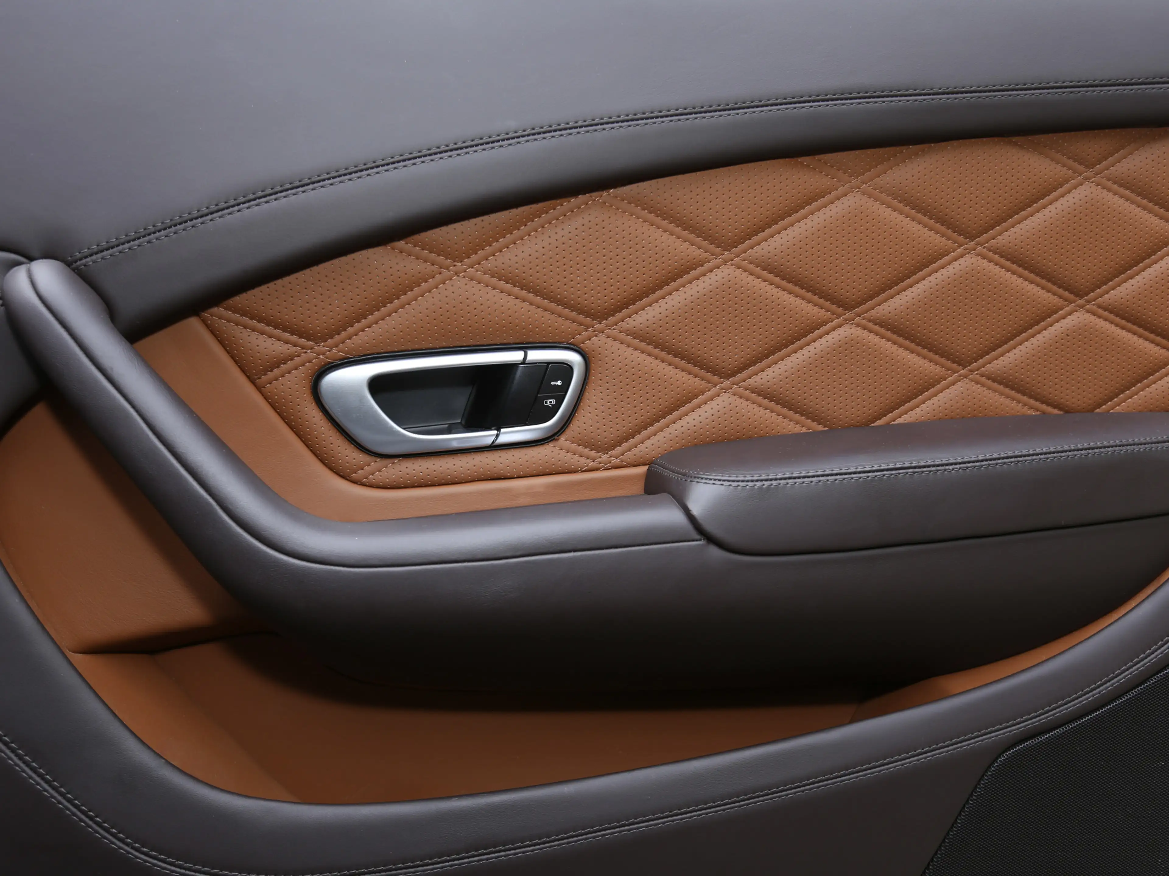Bentley Continental GTC 4.0 V8 Mulliner — photo 17