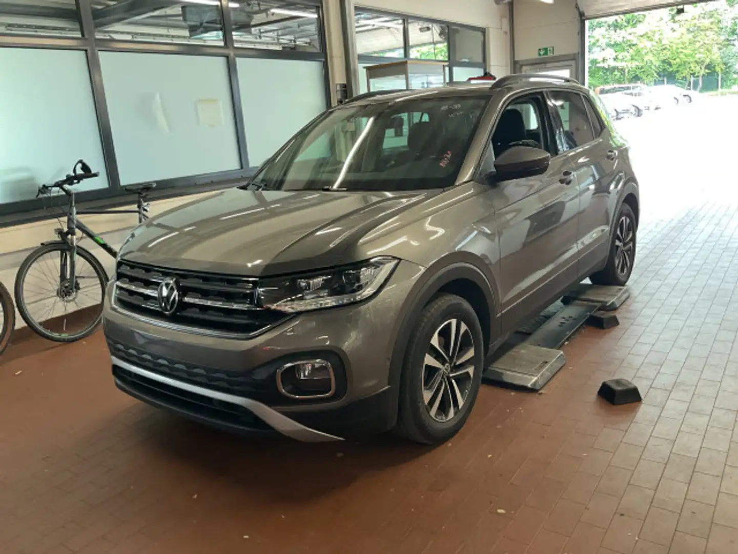 Volkswagen T-Cross 1.5 TSI United DSG Parklenkassistent Nav Grau - 2