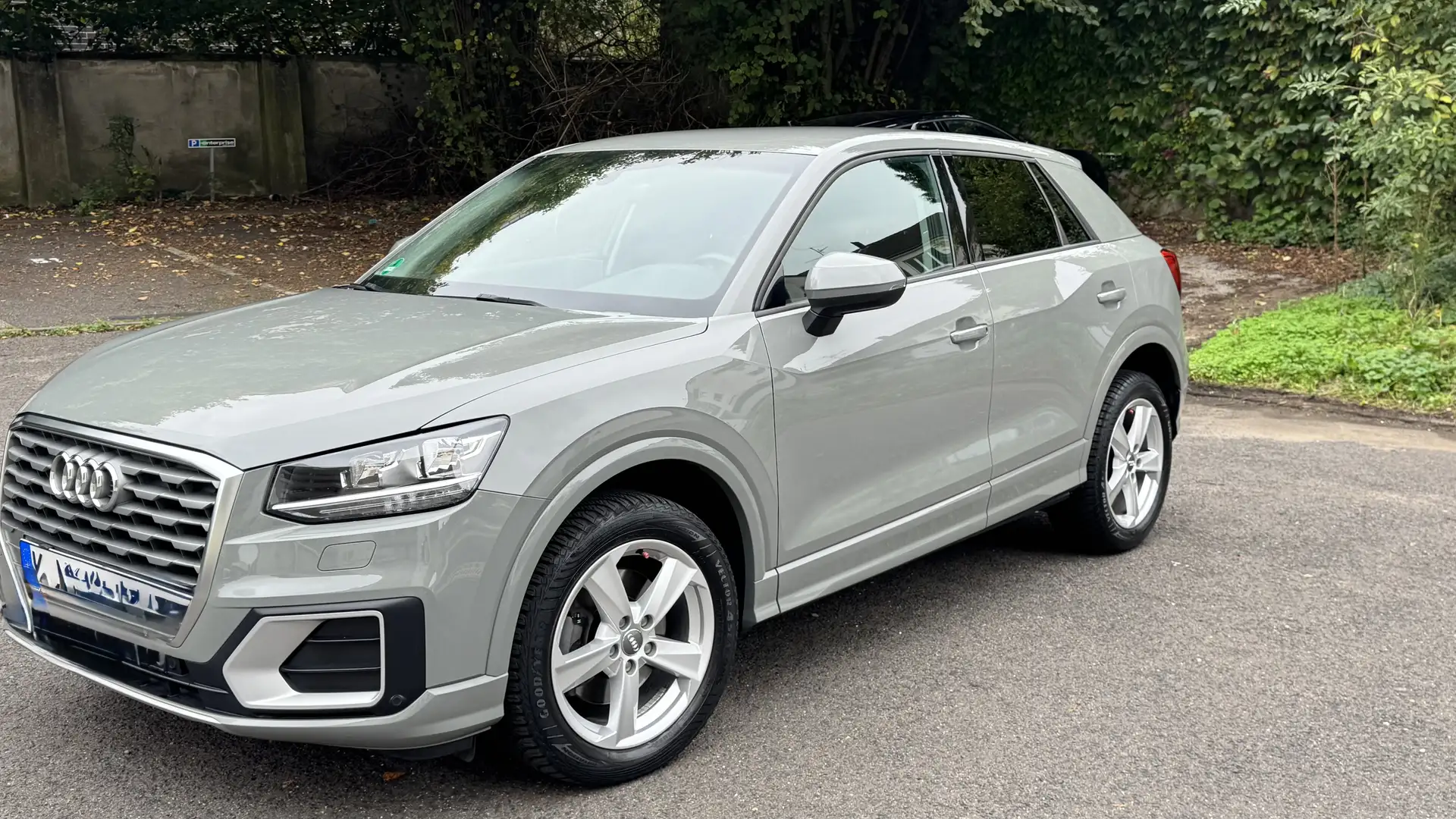 Audi Q2 30 TFSI sport Grau - 2