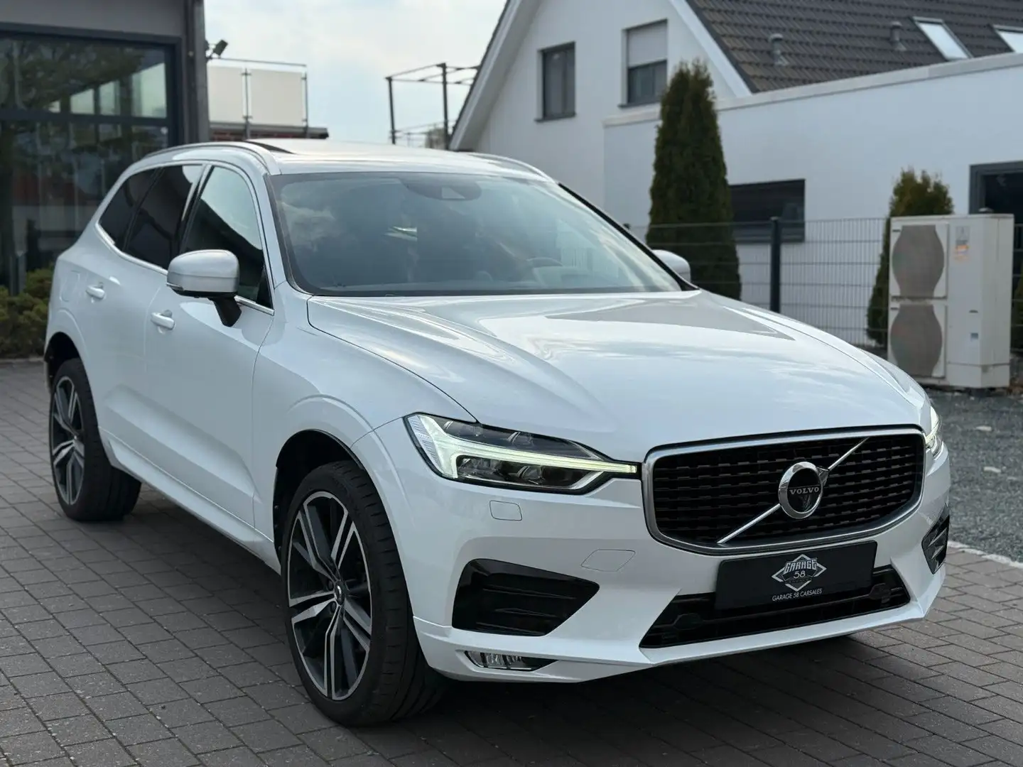Volvo XC60 R Design AWD D5/B&W/Four-C/Pano/AHK/Standhz Wit - 1