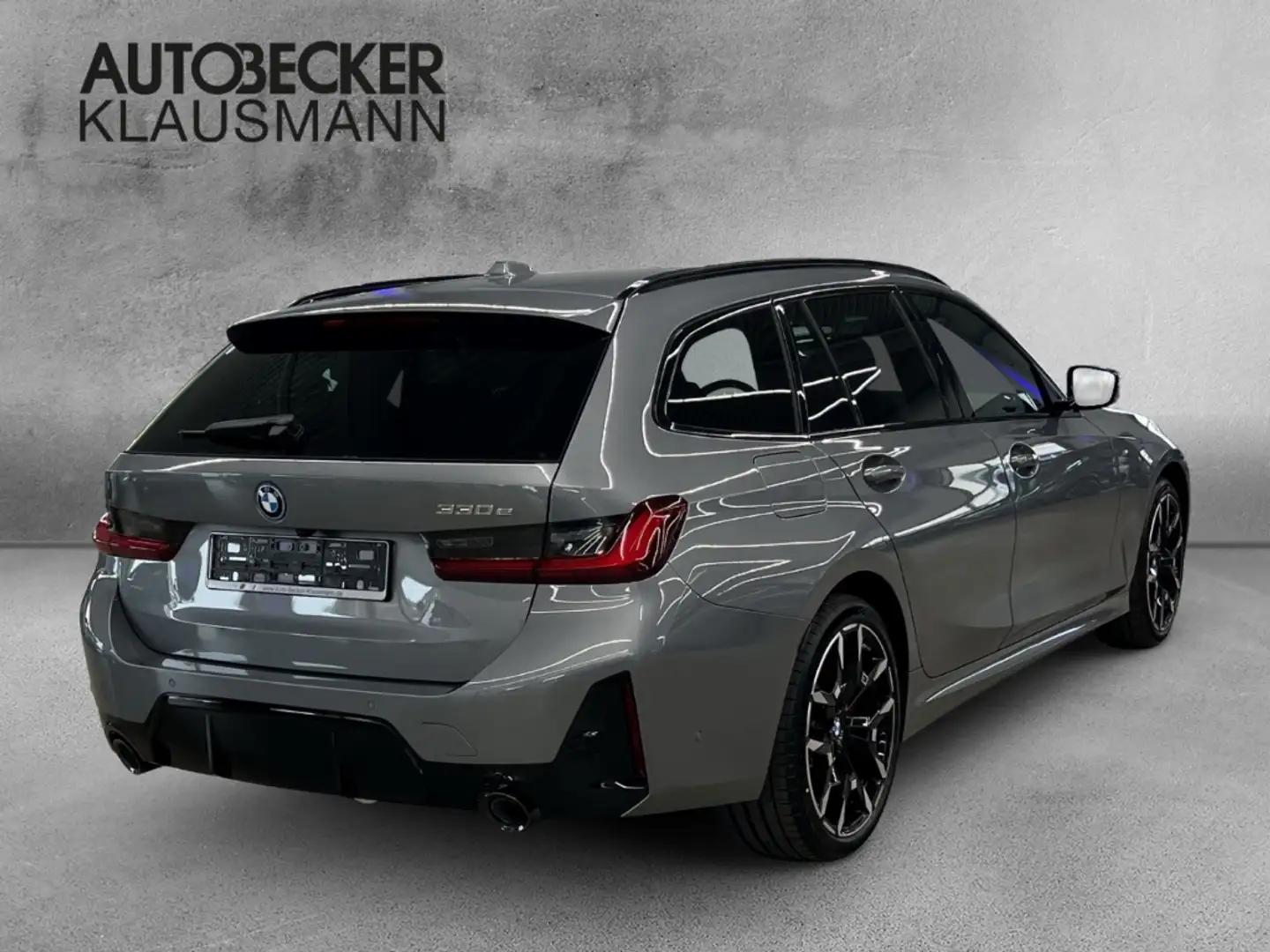 BMW 330 e Touring M Sport LMR 19'' Park-Assistent AHK-klap Šedá - 2