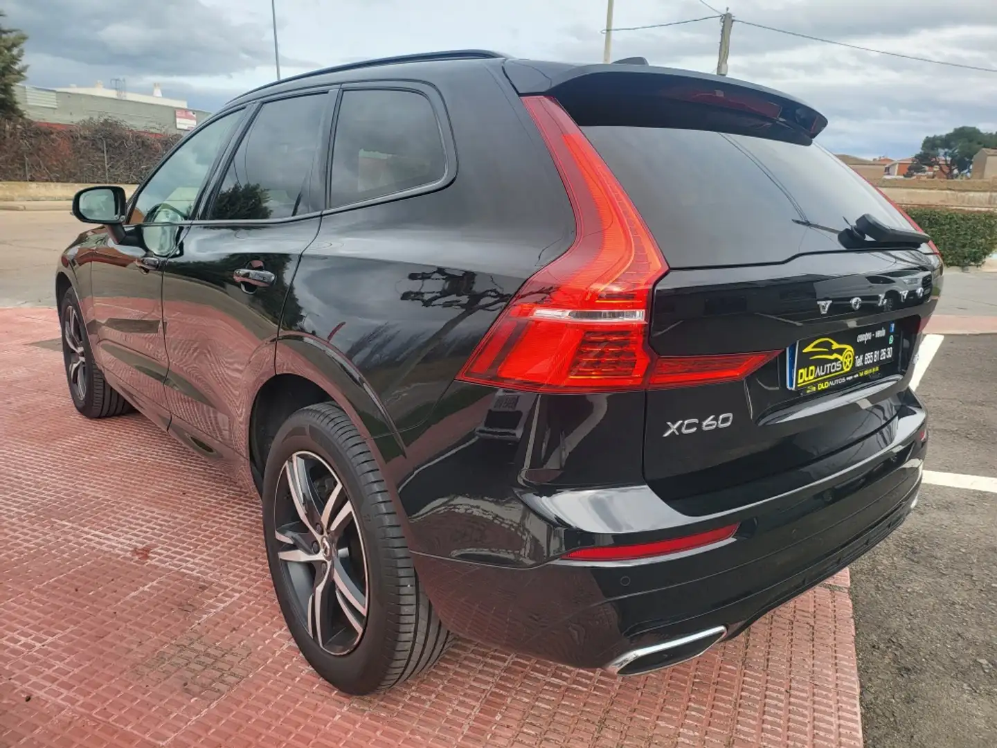 Volvo XC60 B4 R-Design FWD Aut. Negro - 2