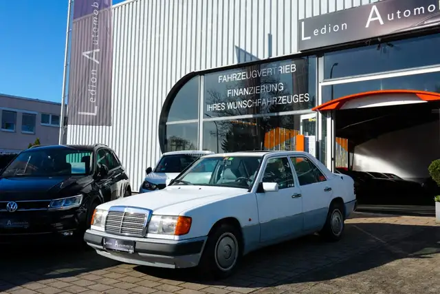 Mercedes-Benz 230 E Cat.