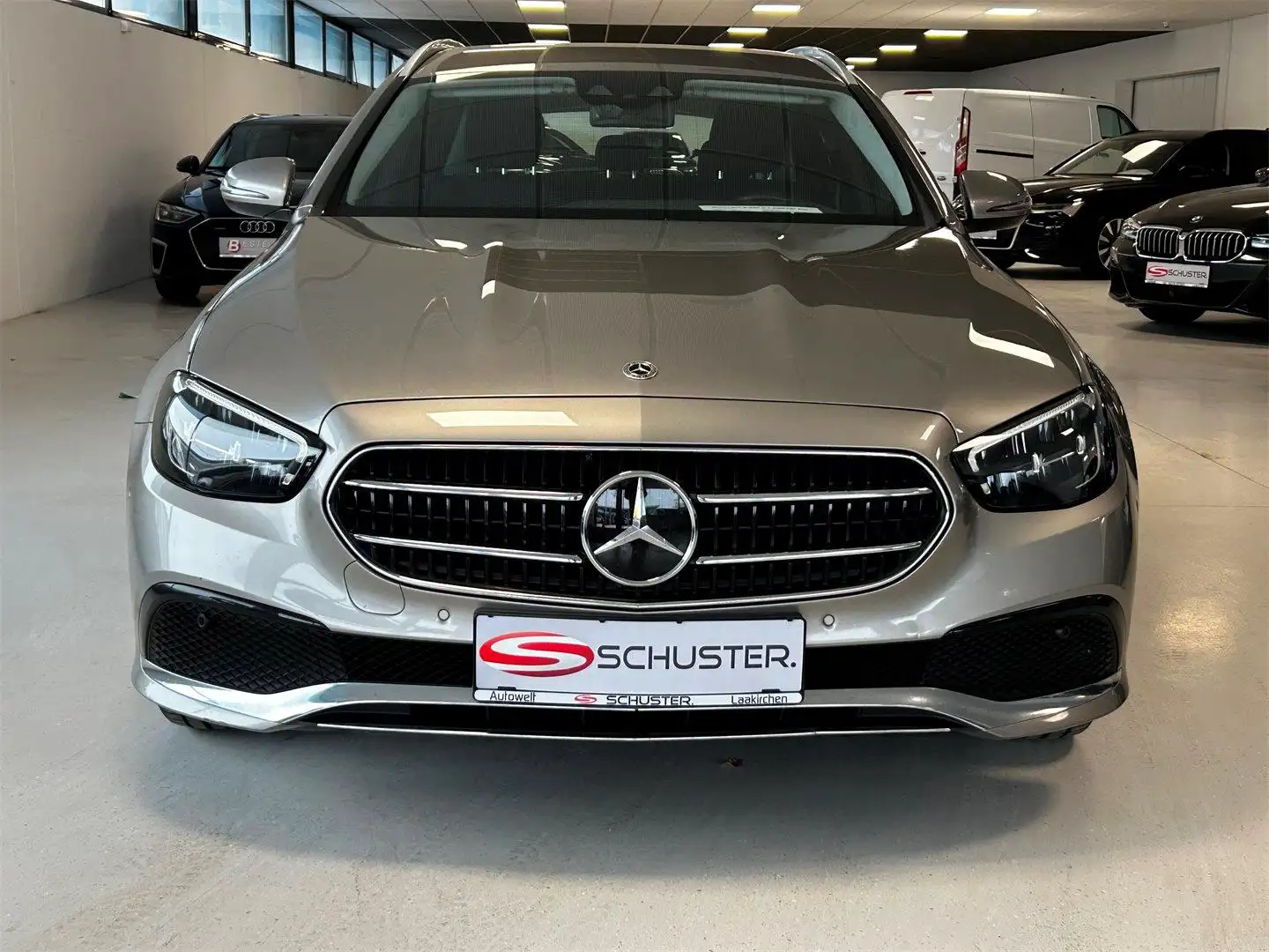 Mercedes-Benz E 220 d T 4MATIC Aut. Silber - 2