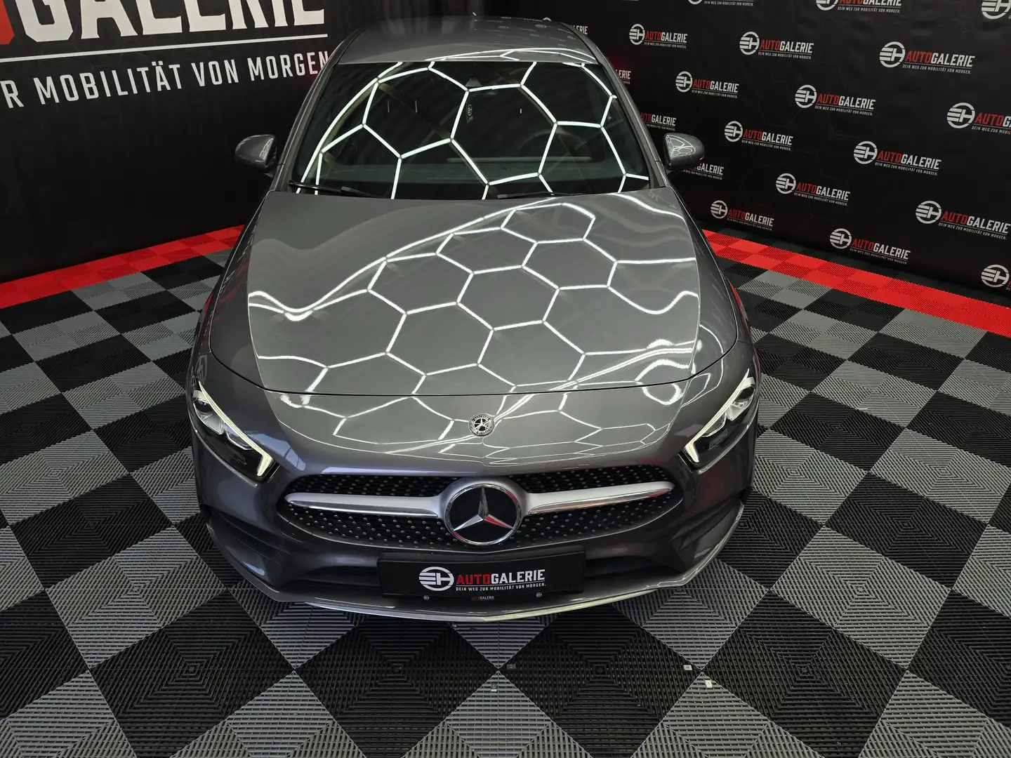 Mercedes-Benz A 180 A 180 d Sedan AMG-Line *LED*ALCANTARA*NAVI*PDC* Grau - 2