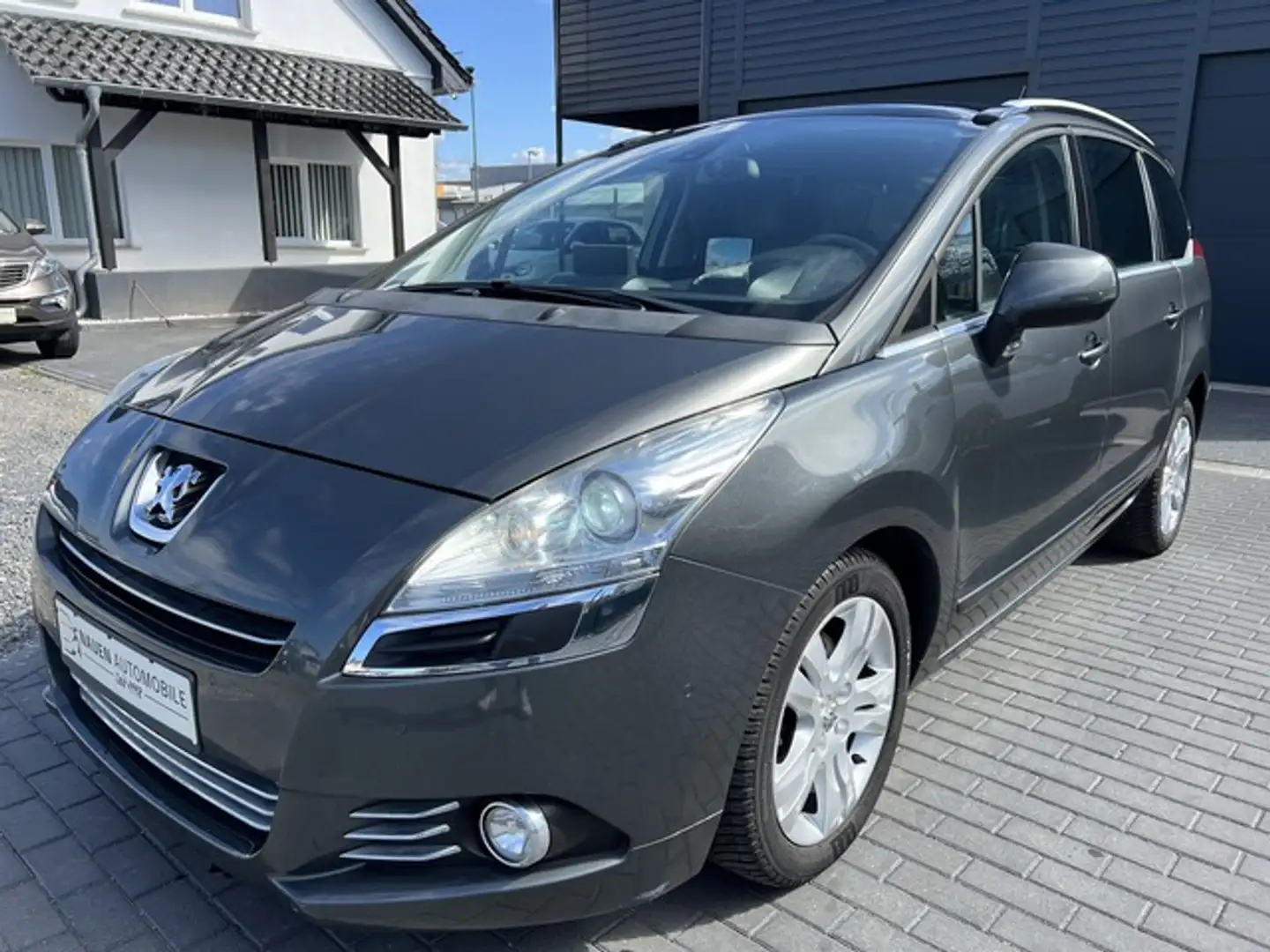 Peugeot 5008 Allure +Leder+Panorama+Navi+Headup+PDC+ Grau - 1