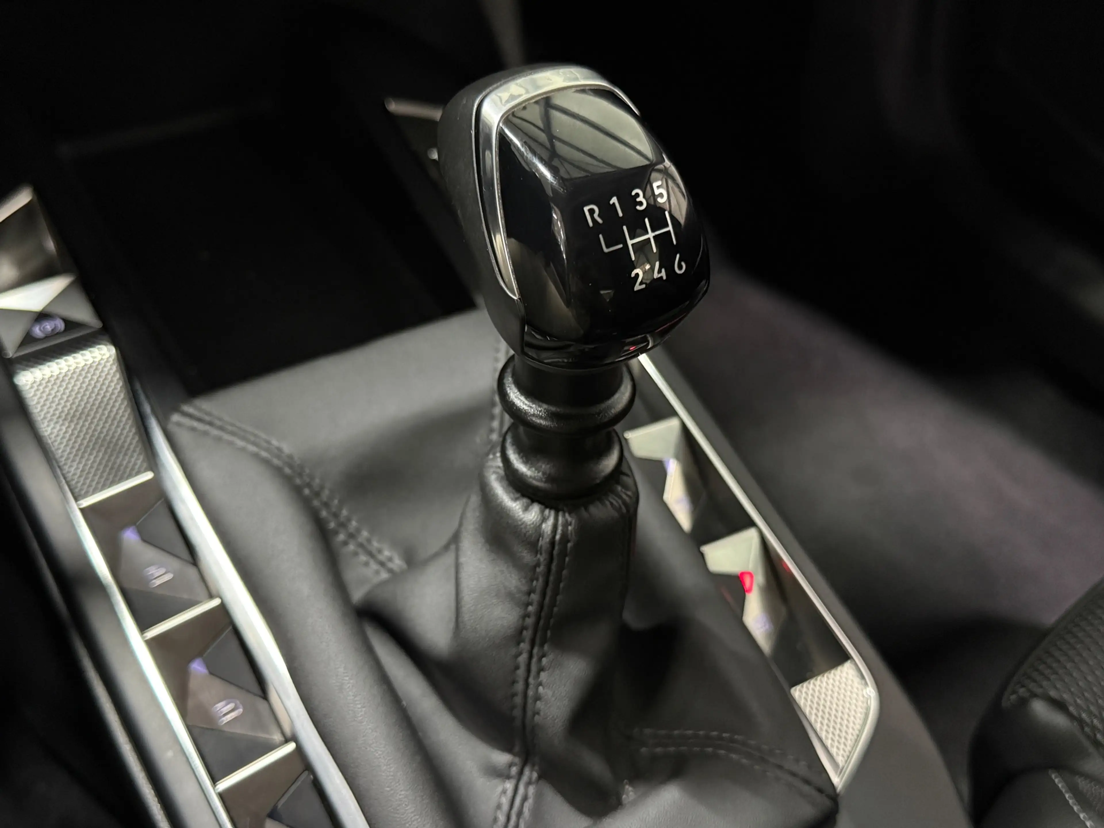 DS Automobiles DS 3 Crossback 1.2 PureTech Bastille 100pk Bastille Leder NAVI 10 — photo 17