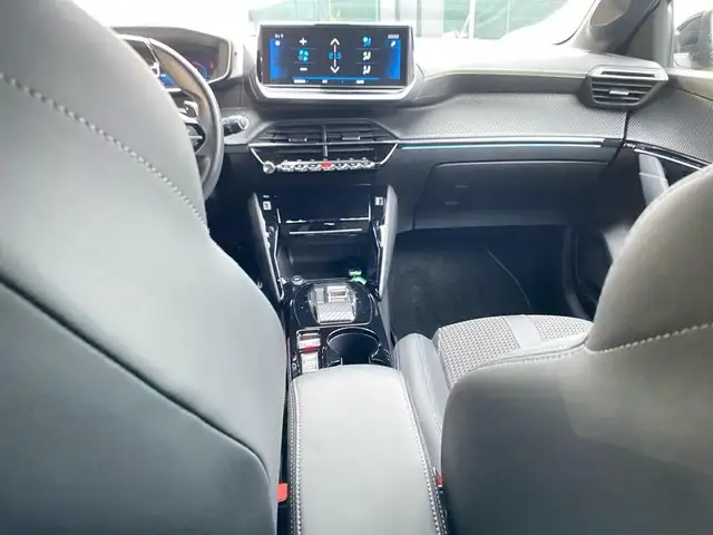 Peugeot 208 view 11