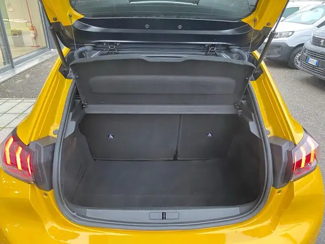 Peugeot 208 view 9
