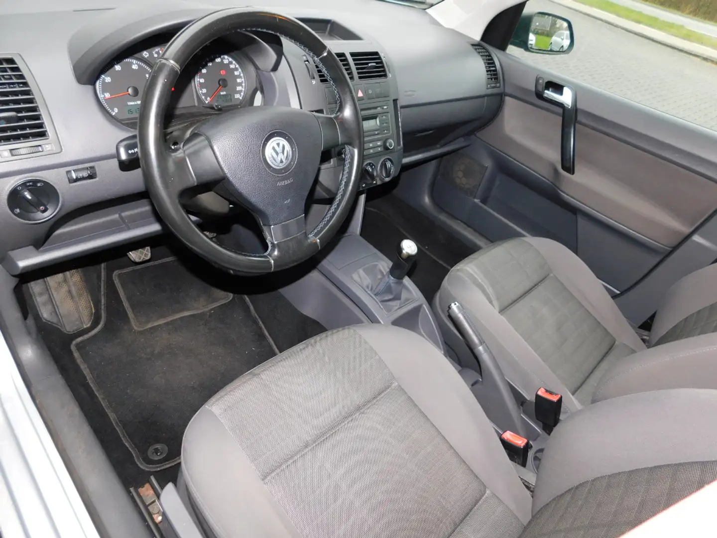 Volkswagen Polo 1.2 60PK EASYLINE!! PDC! Nette auto! Grijs - 2