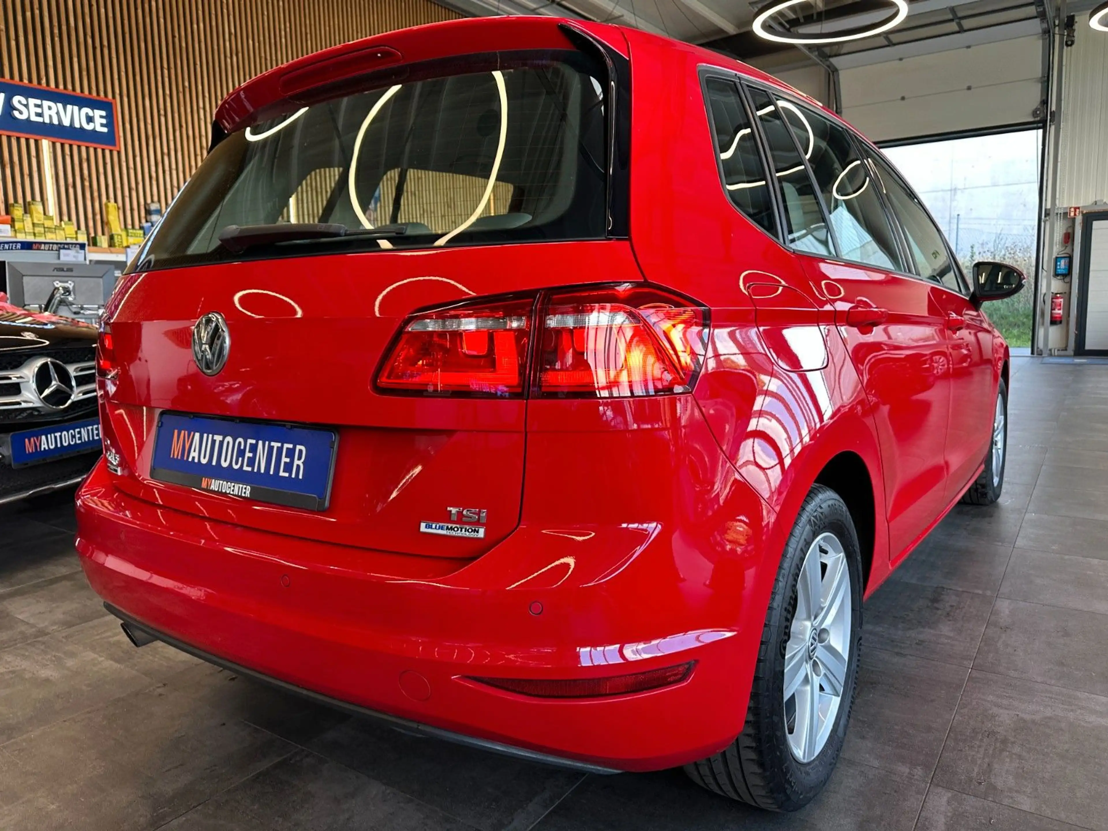 Volkswagen Golf Sportsvan *TEMPO*NAV*PDC*CAM*2-ZONEN*AHK* — photo 2