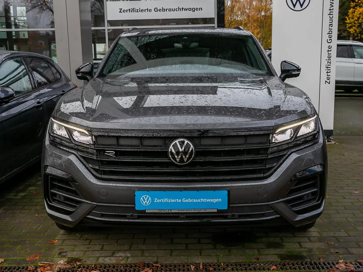 Volkswagen Touareg 3.0 V6 TSI eHybrid R 4M Pano Matrix AHK Grau - 2
