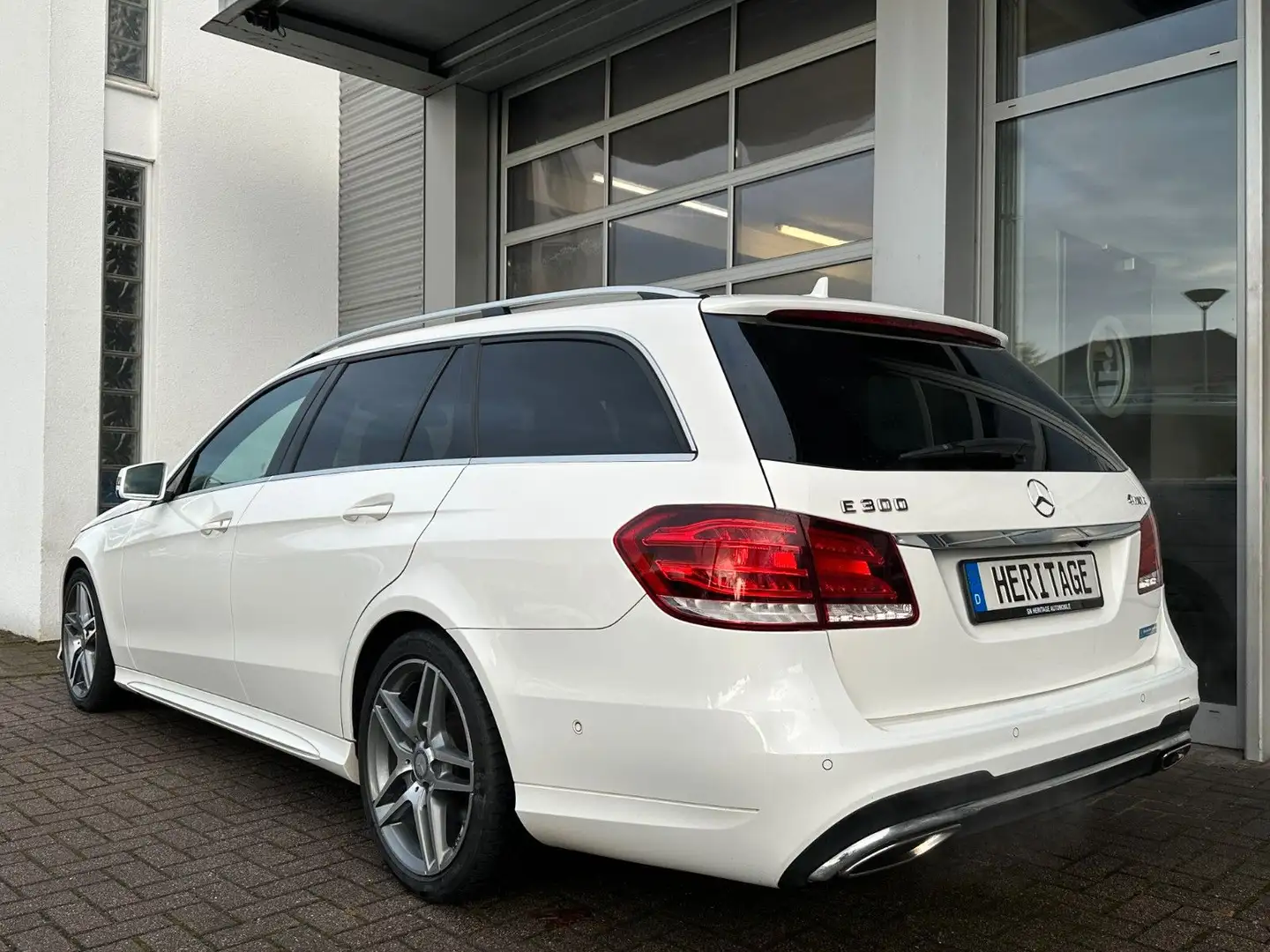 Mercedes-Benz E 300 T 4MATIC AMG-LINE/Kamera/SHZ/ACC Blanc - 2