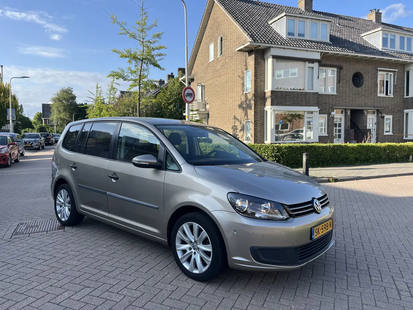 Volkswagen Touran 1.6 TDI Comfl. BM 7p Grijs - 1